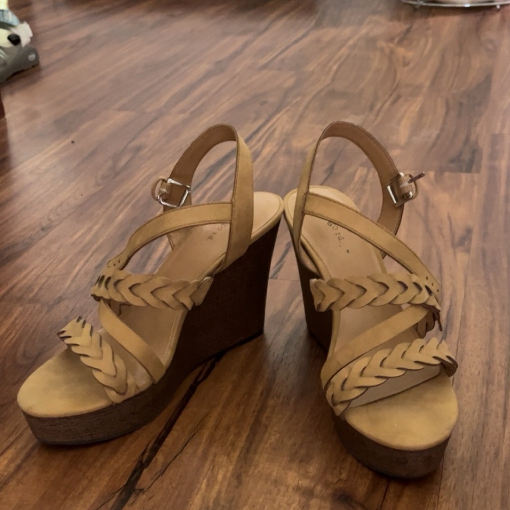 Women’s tan wedges size 9.5